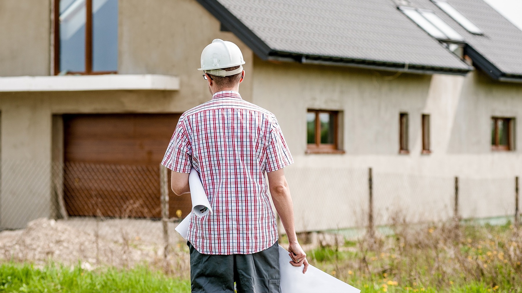 home builder facing house construction